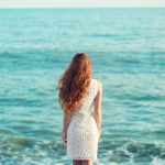 海辺の髪が綺麗な女性