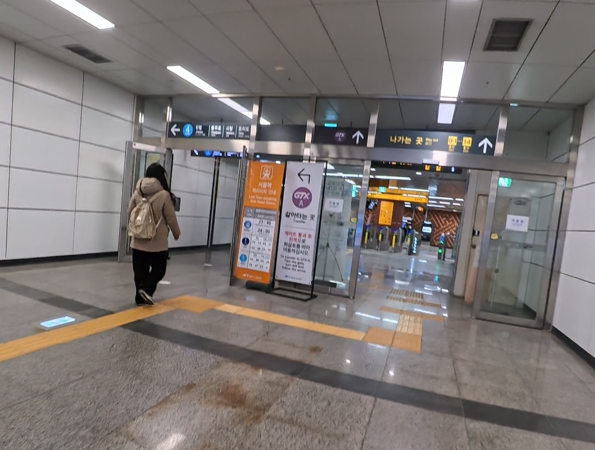 ソウル駅 4号線WOWPASS機械に向かう通路 筆者撮影(ふみろん)