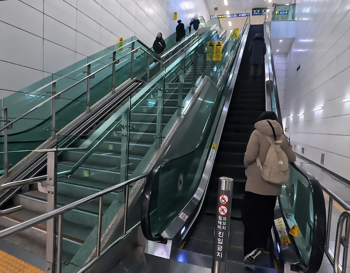 ソウル駅 1号線 4号線通路に向かうエスカレーター 筆者撮影(ふみろん)