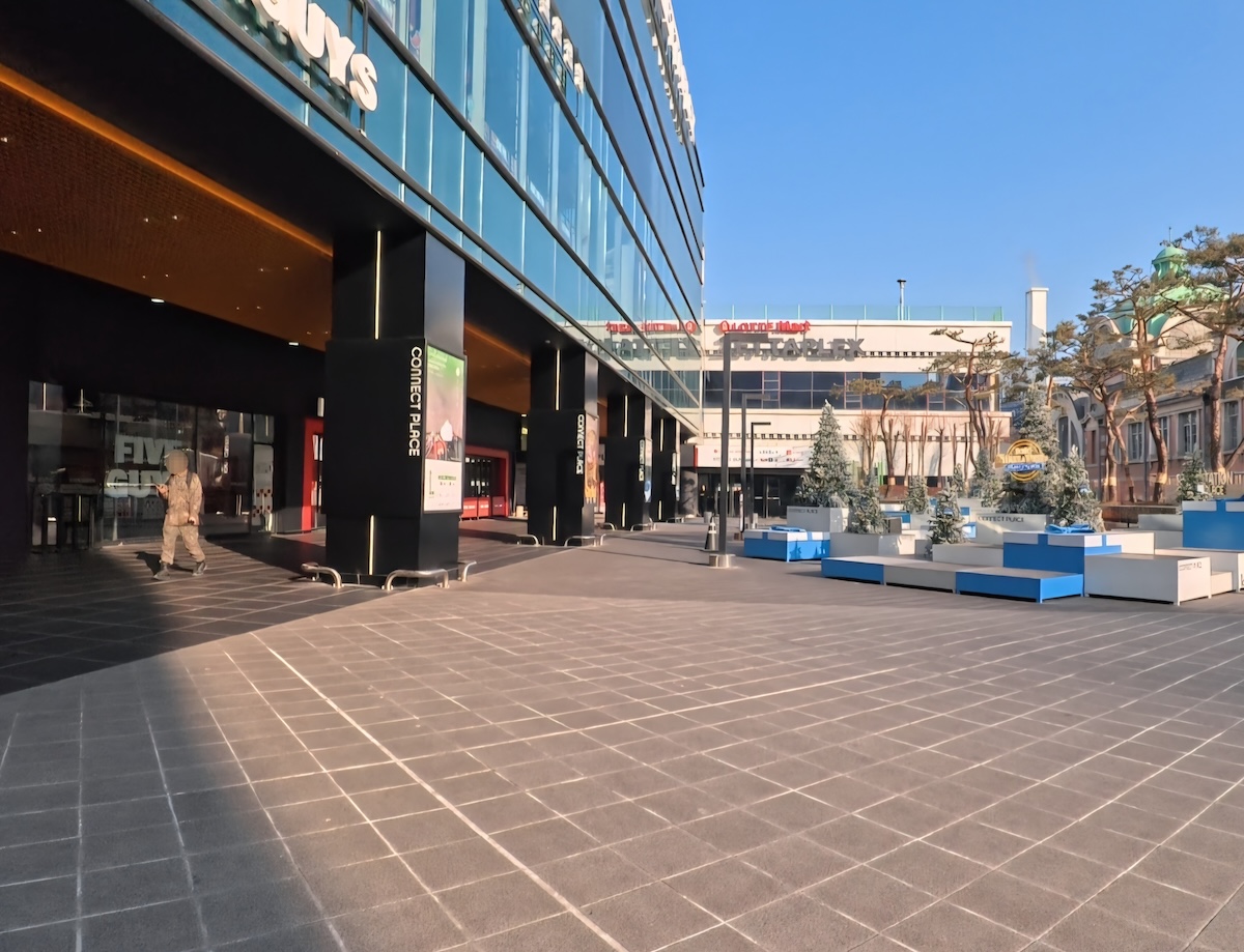 ロッテマートソウル駅店に向かう道 筆者撮影(ふみろん)