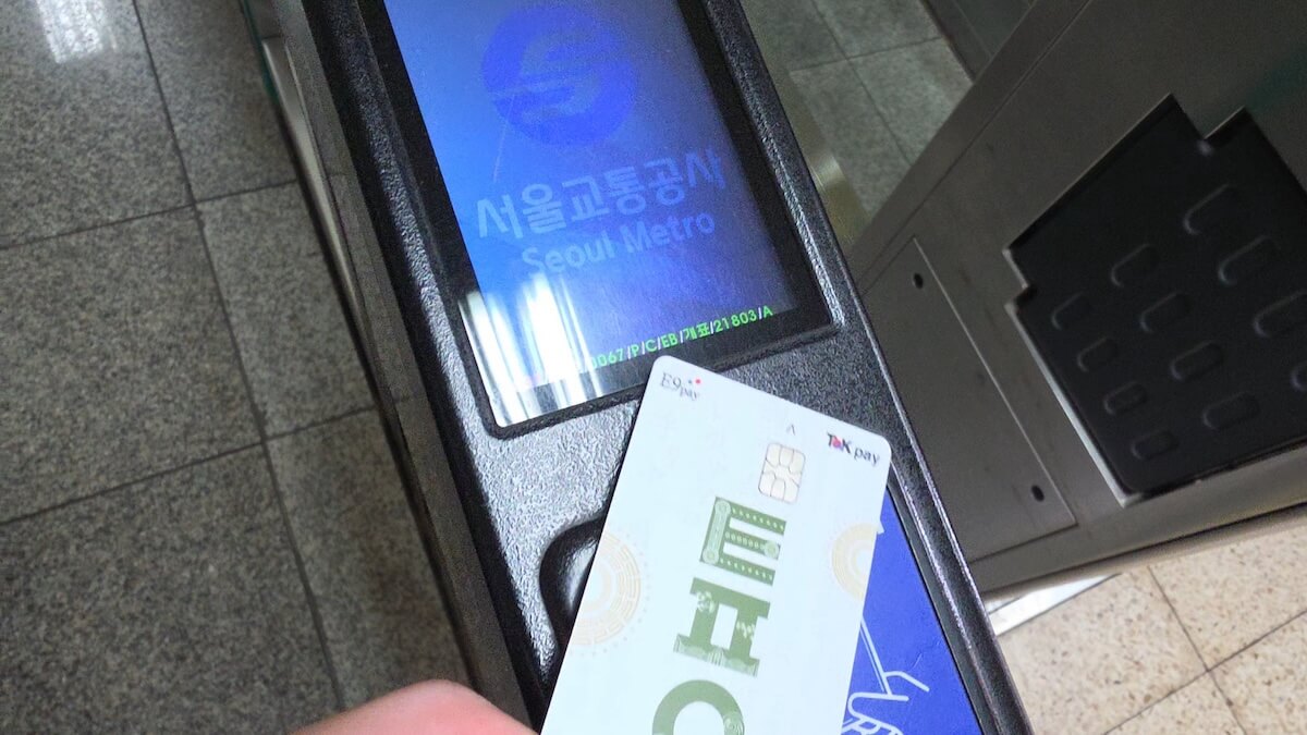 ToKpayを地下鉄改札にかざす様子(ふみろん撮影)