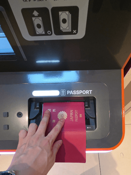 WOWPASS機械にパスポートをスキャン 筆者撮影(ふみろん)